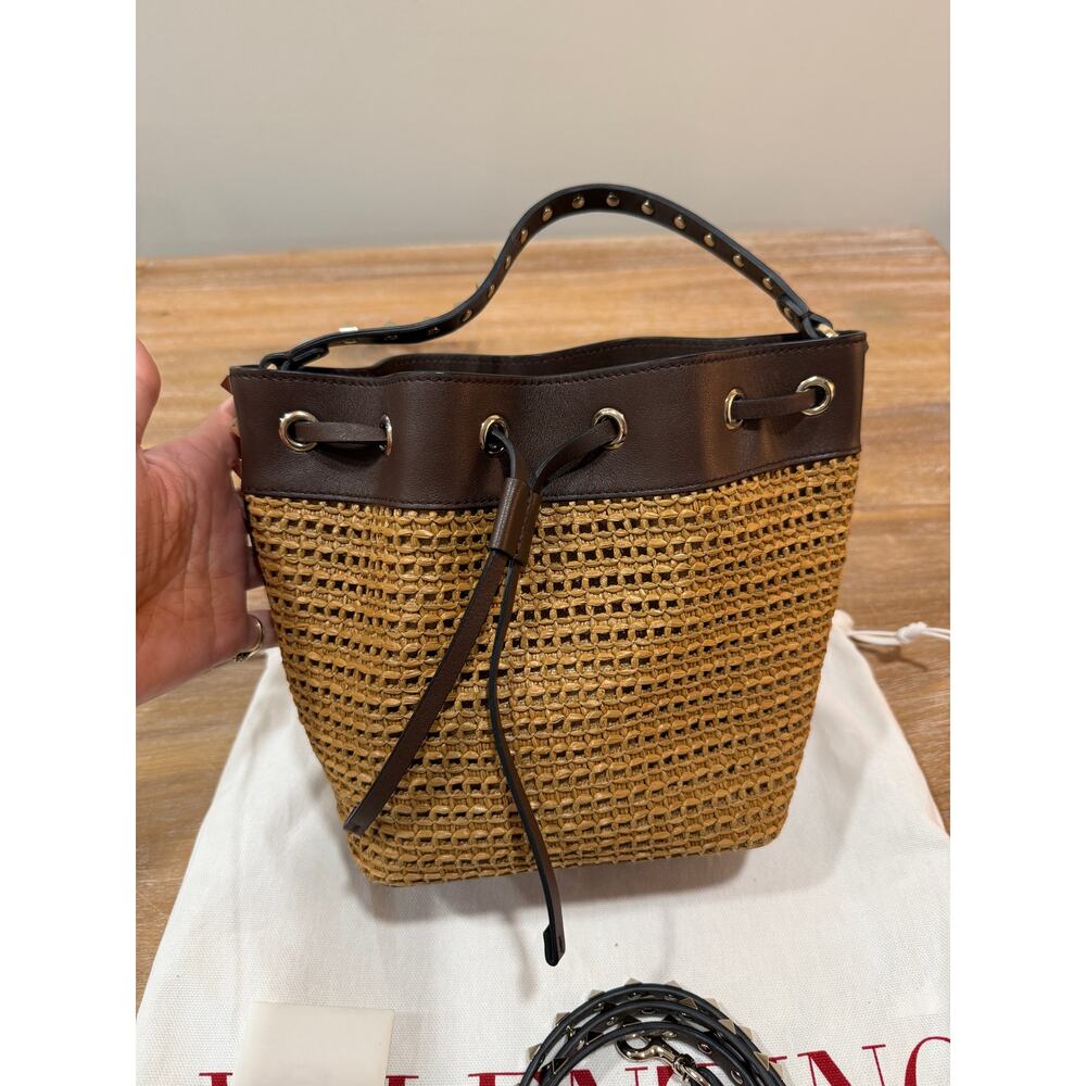 Valentino Garavani Rockstud Raffia Effect Bucket Bag Tobacco Cacao Crossbody - Picture 4 of 15